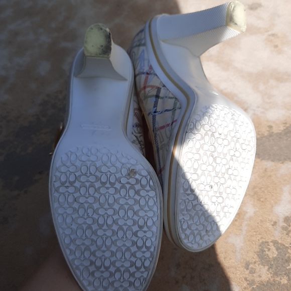 Coach Casandra white signature pattern heels 8 - Picture 9 of 9